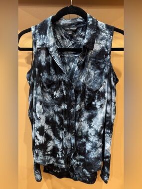 Rock & Republic Black Tie-Dye Cold Shoulder Button-Up Top size Medium